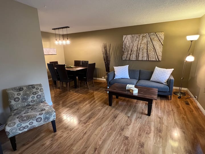 Upper level bungalow near airport & downtown Bungalows for Rent in