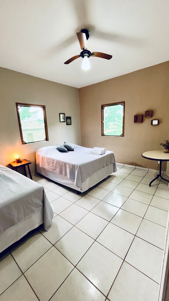Apartmán 5

Priestranný apartmán/apartmánové bývanie, ktoré sa nachádza na okraji Sobradinha. S dvoma oknami orientovanými do záhrady.
Manželská posteľ a samostatná posteľ.
Stropný ventilátor, police, vešiak na kabáty.