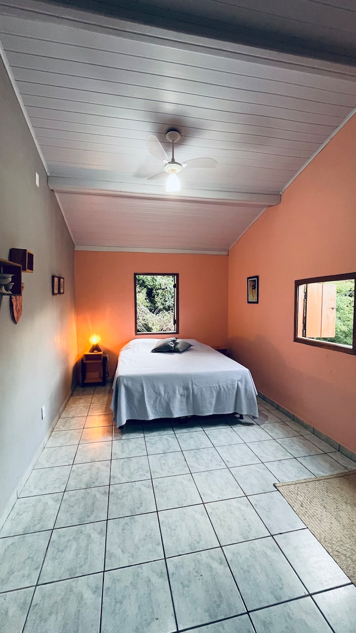 Apartmán 1
Dvojlôžková izba, priestranná, s 3 oknami s výhľadom na záhradu. Posteľ veľkosti Queen.