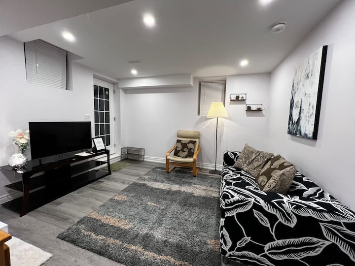 1 Bed, 1 Bath Beside Golf Course - Ajax