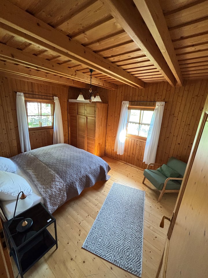 Schlafzimmer 1