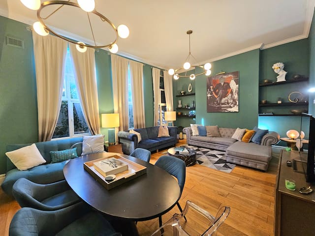 Large Hyde Park (2 Floors) Home by Metro Stations