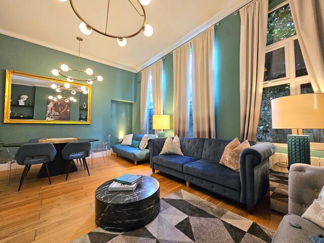 Large Hyde Park (2 Floors) Home by Metro Stations gallery image 3