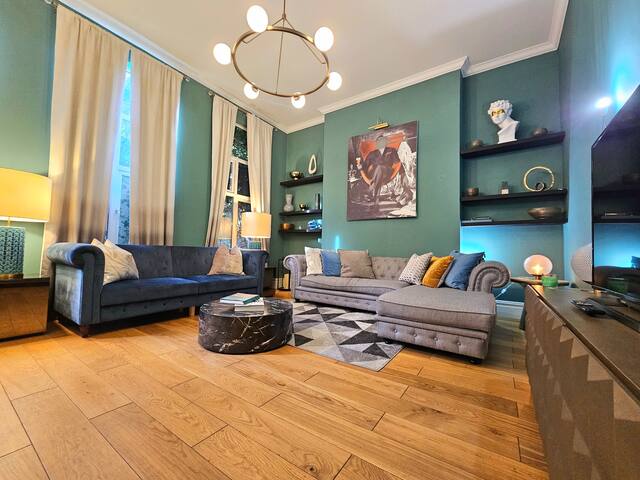 Large Hyde Park (2 Floors) Home by Metro Stations gallery image 4