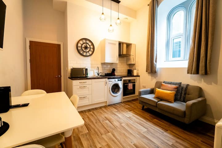 Cohost Partners Serene Chapel King Bed Sleeps 4 - Swansea