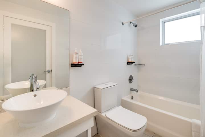 Cozy Queen Room | Beach Nearby + Pool Access - Aparthotels for