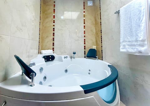¡Jacuzzi!, y Garaje!