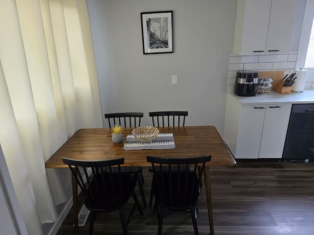 Modern 4-Bed Home|Cozy & Updated gallery image 5