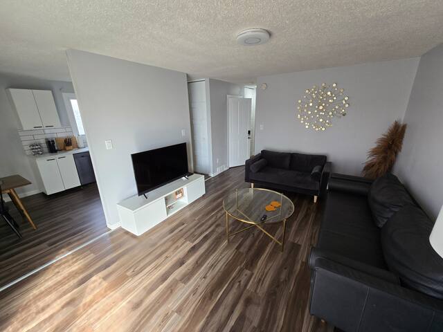 Modern 4-Bed Home|Cozy & Updated gallery image 3