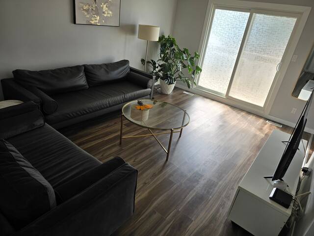 Modern 4-Bed Home|Cozy & Updated gallery image 2