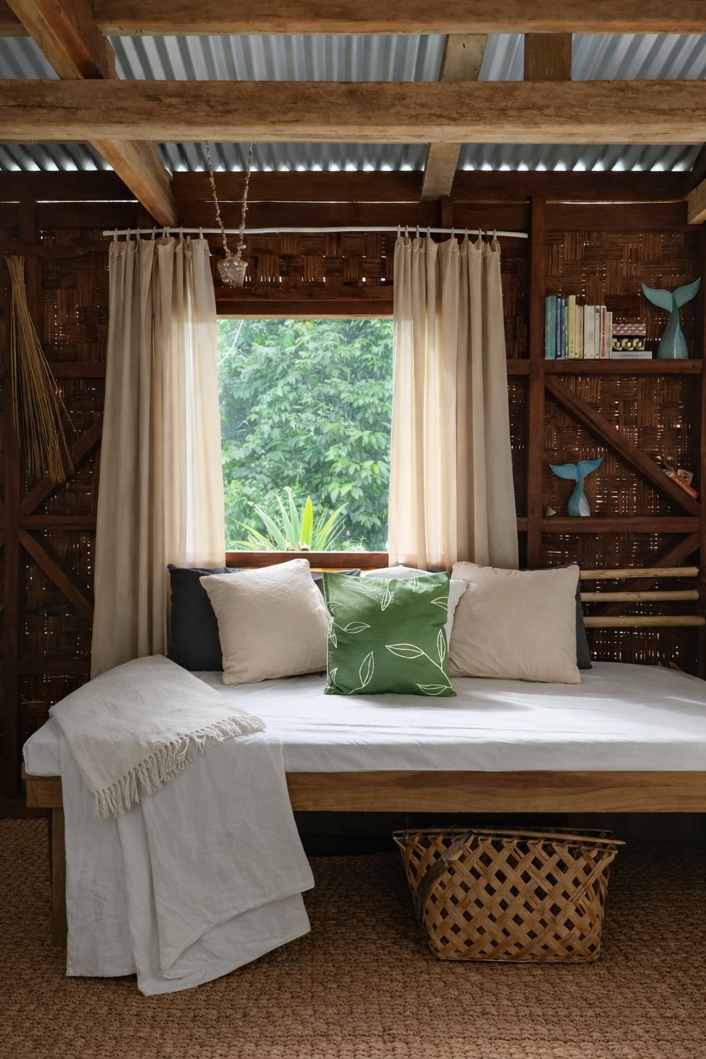 Nízka rozkladacia pohovka v obývačke s výhľadom na pláž. Dá sa na nej spať, pre ďalšieho hosťa. Náhradné vankúše a prikrývky. Knihy, hry a časopisy. Ručne tkané kokosové podlahové rohože a ručne tkané košíky zdobia dom.