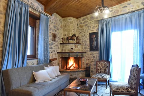 Top Airbnb: Townhouse with Views, Gouras Center, 15’ Lake Doxa in Δήμος Σικυωνίων