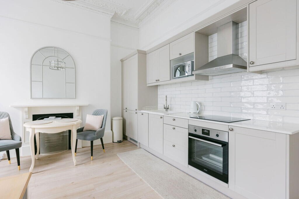 Top performing Airbnb: Luxury One Bed Ground Floor Apartment on the Hoe in Maker With Rame