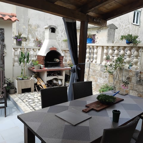 Top Airbnb: Apartment 2+1 with terrace in Petrčane