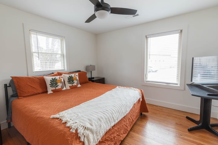 [საძინებელი 2] საწოლი, სმარტ-ტელევიზორი ინტერნეტ-კაბელით