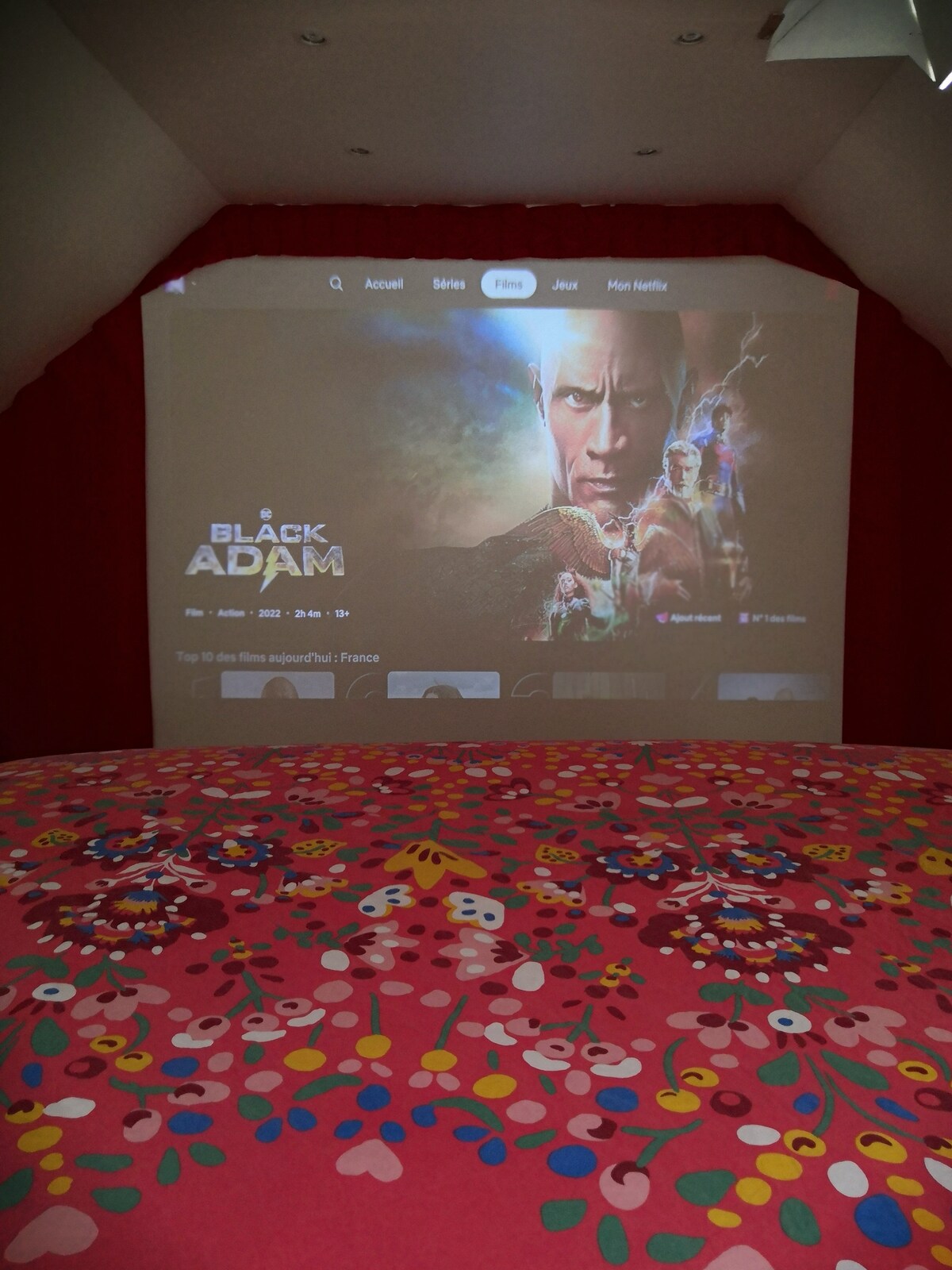 Кино во голема удобност со HD видео проектор 