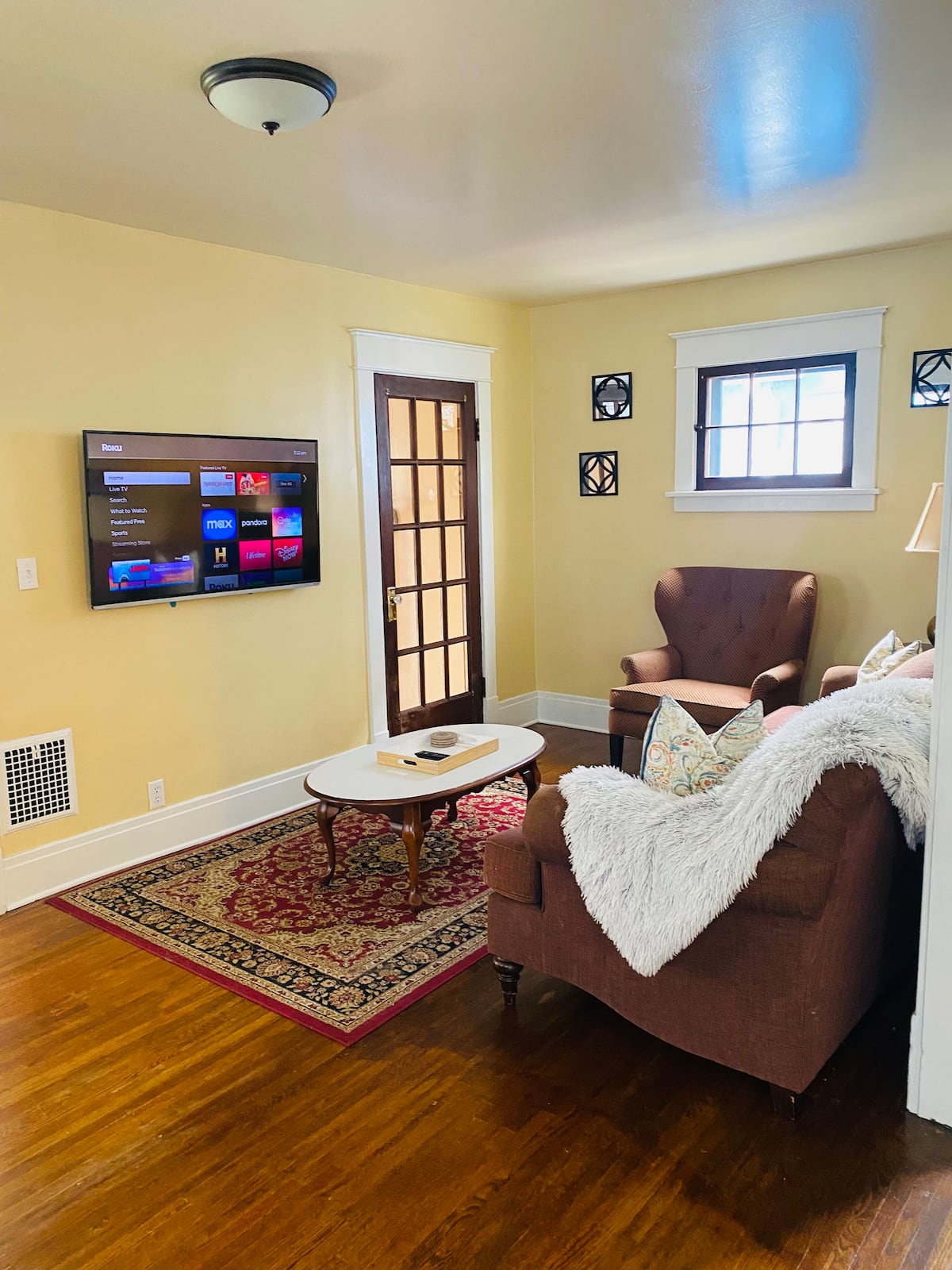 North Buffalo 3 Bed House with Central AC and Driveway, furnished house in Buffalo, NY