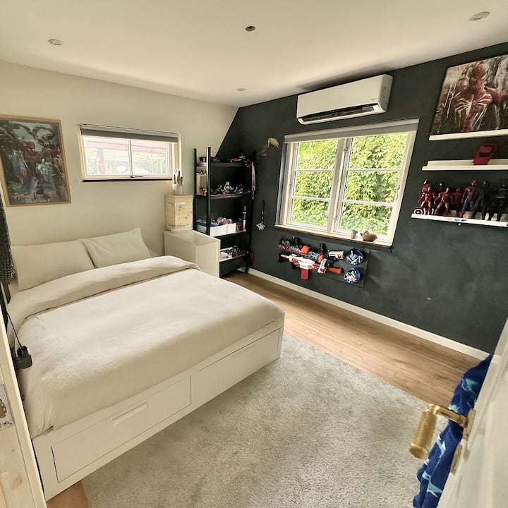 Zimmer mit Klimaanlage und ausziehbarem Bett mit der Möglichkeit, das Bett einfach auf Queen-Size (180 x 200 cm) zu erweitern.