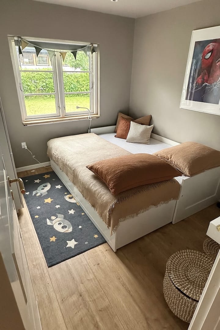 Kinderschlafzimmer mit einem ausziehbaren Bett (1-2 Personen). Bett: 180x200 cm.