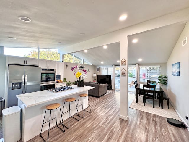 2000SqFt Oasis Outdoor Patio BBQ for Family 4Bed