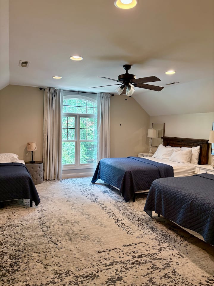 Apartmán na druhom poschodí s 2 manželskými posteľami a 1 dvojlôžkom. Inteligentná televízia