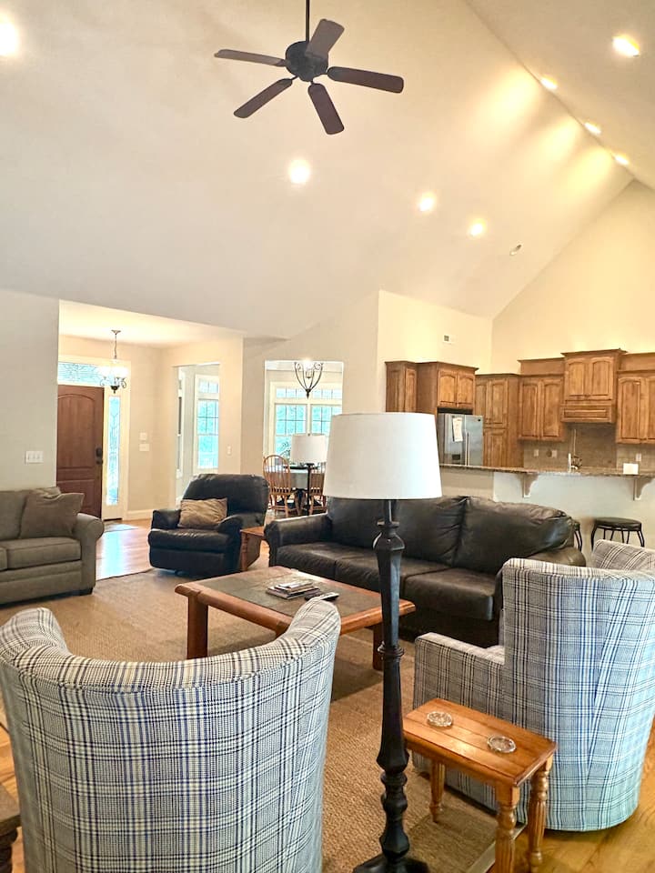 Sivá rozkladacia pohovka s manželskou posteľou