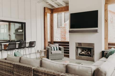 Rockin’ Porch at Carlton Landing