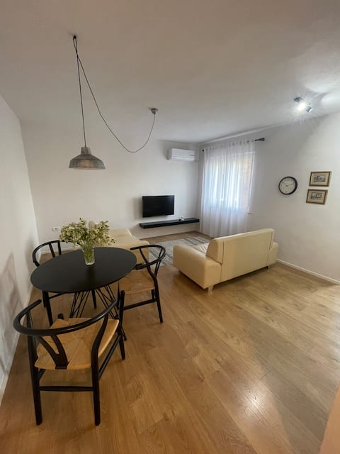 Popular Airbnb listing: City Apartment with balcony in the Heart of Tirana in Njësia Bashkiake Nr. 1