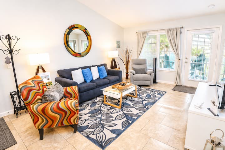 Quiet Beach Views • King Bed • Top Floor - Galveston, TX