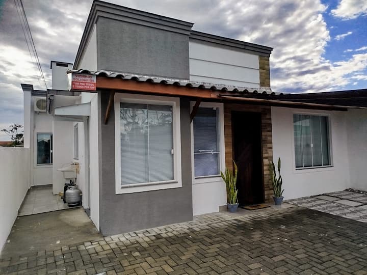 Casa Com Ar Condicionado à 2 Quadras Do Mar. - Guaratuba