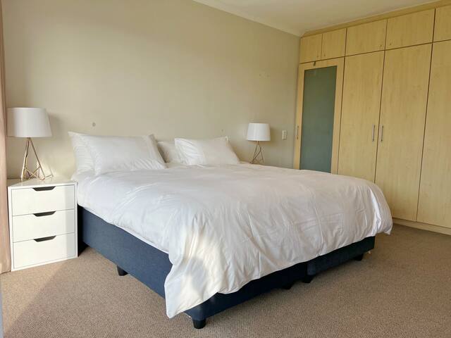 Mountain Views in Mouille Point gallery image 4