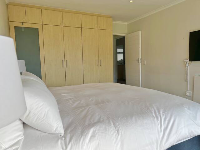 Mountain Views in Mouille Point gallery image 3