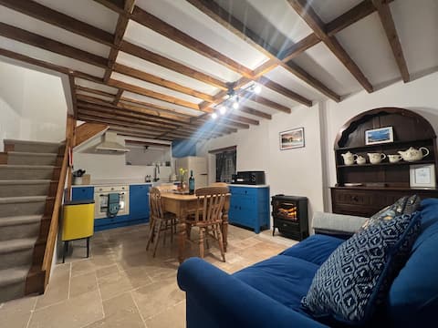 Successful Airbnb property: Honeysuckle Cottage: Lulworth Cove & Durdle Door in West Lulworth