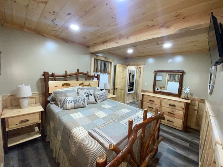 Downstairs Bedroom Queen bed 