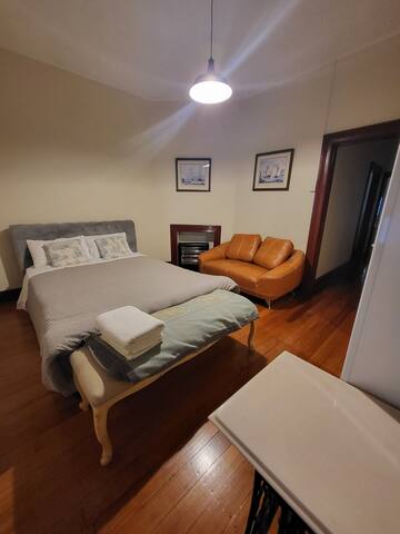 Historic Sydney Precinct, Walk to City & Opera gallery image 3