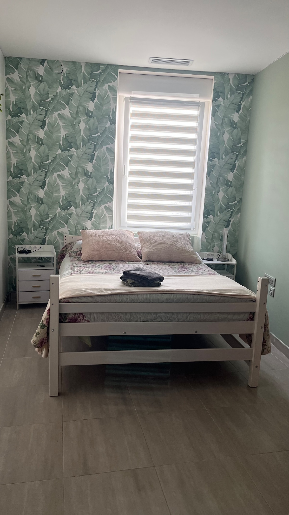 Kitanda 140, meza zilizounganishwa 