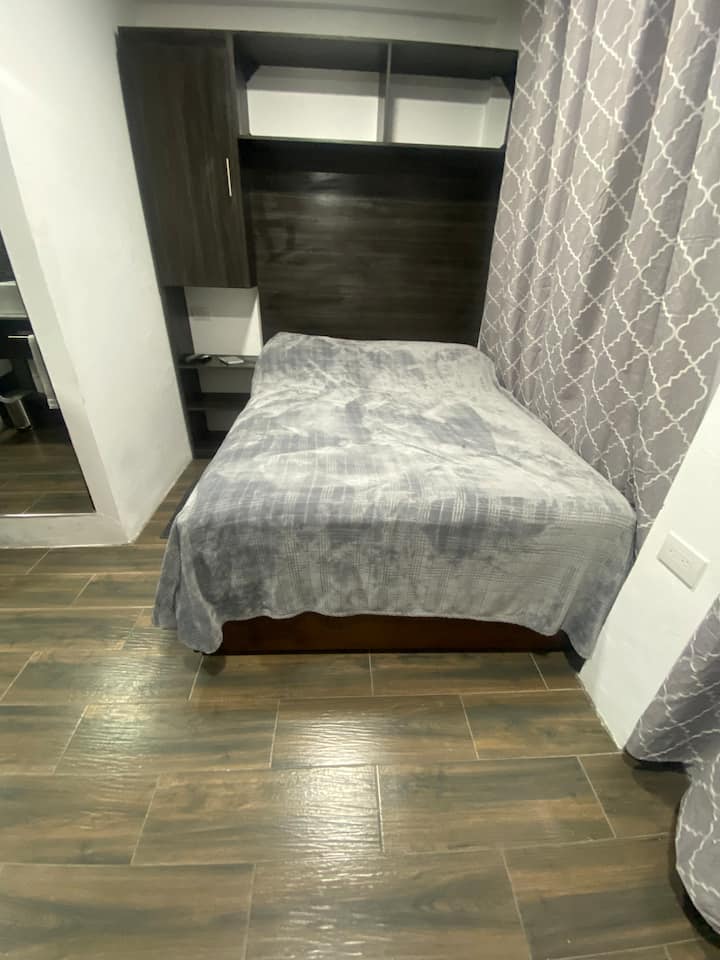 全尺寸床，带靠背，壁橱 