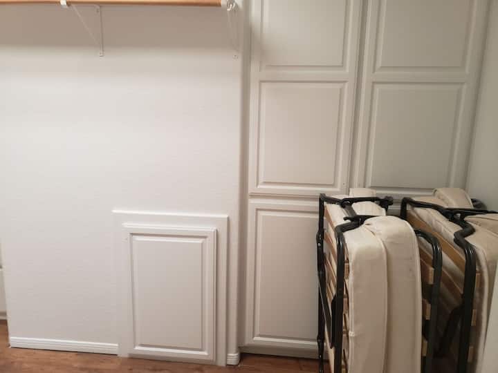 El dormitorio principal tiene un armario MUY grande donde almacenamos 2 cunas individuales y ropa de cama. Estas cunas se pueden usar fácilmente en el armario para mayor privacidad o se pueden mover a cualquier otro lugar del alojamiento. 