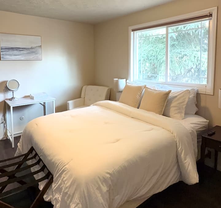 
Dormitorio principal con cama tamaño queen, vestidor, vestidor para guardar ropa, escritorio y televisor inteligente Roku de 30 pulgadas con acceso a Netflix.