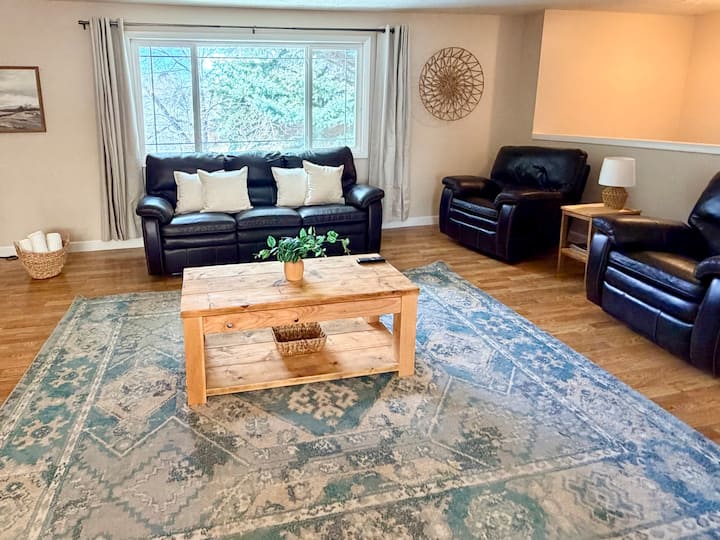 Relájate en la luminosa y cómoda sala de estar con hermosas vistas a los pinos justo afuera de la ventana.