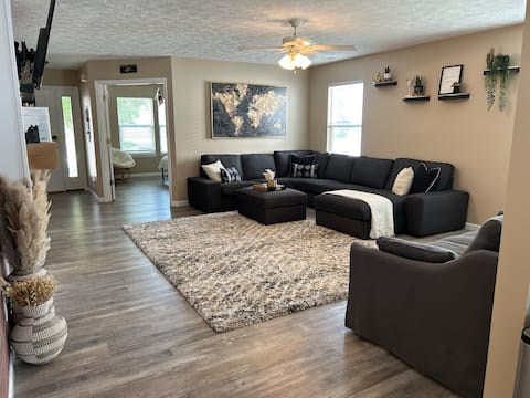 The Black & Gold House Spacious Family Gatherings