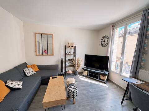 Bright apt on the outskirts of Paris