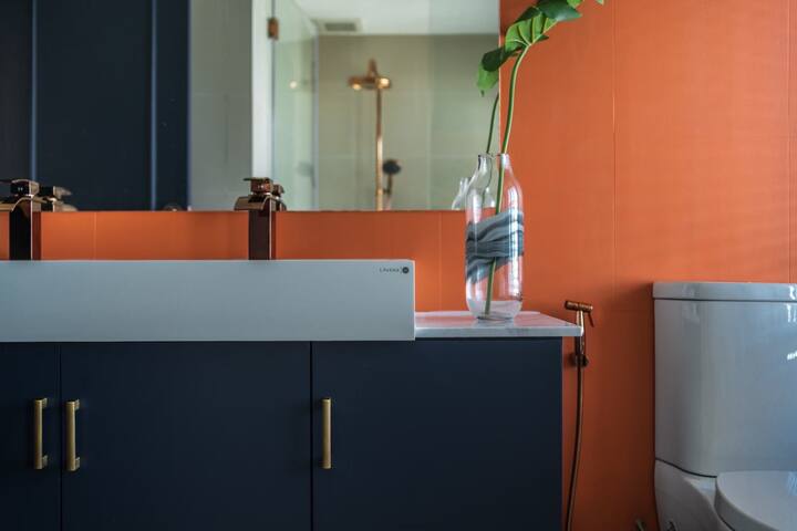 Penthouse Best Location w Train gallery image 5