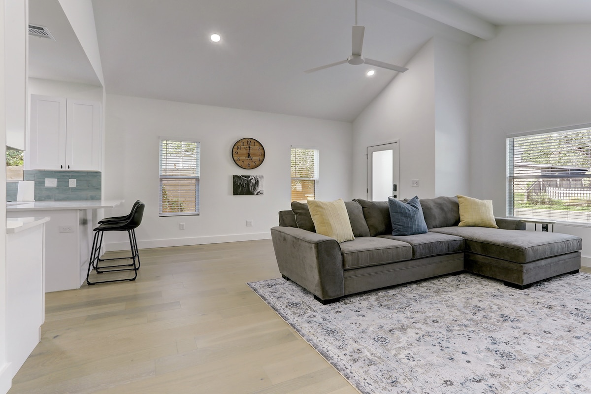 Quiet, Charming, Central to Domain & UT/Downtown