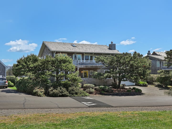 Gated Highlands retreat w/ hot tub & golf
