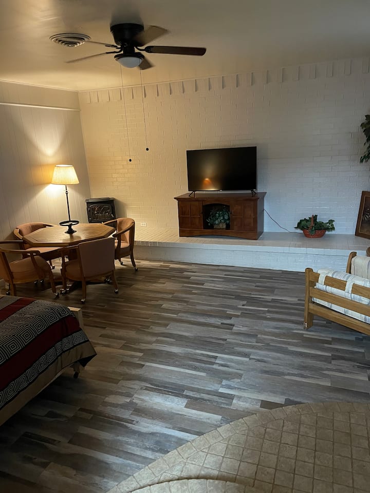 Დენის ტერიტორია ავტოსპორტის შესასვლელიდან შესვლისას 