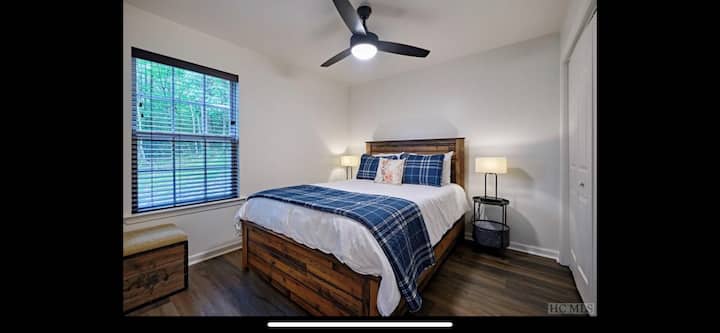 Queen Lake Bedroom