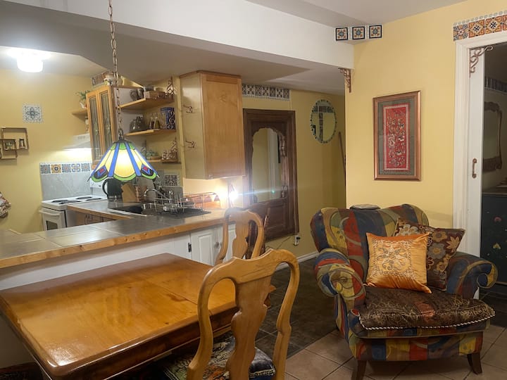 The Downtown Snooze Apt. A The Happy Hippy Snooze! - Castlegar
