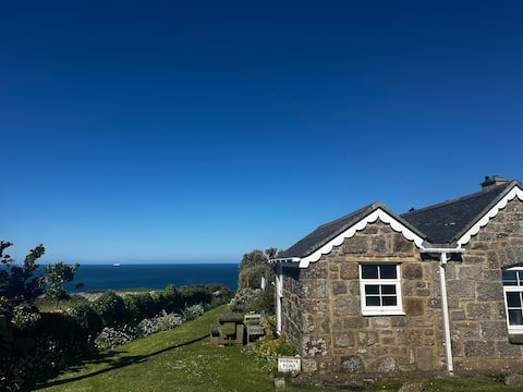 Top Airbnb: Peace and Plenty Cottage, Gwynver, near Sennen. in St. Just