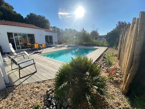 Recent villa, jacuzzi pool, beach 800 m away, 4 bedrooms